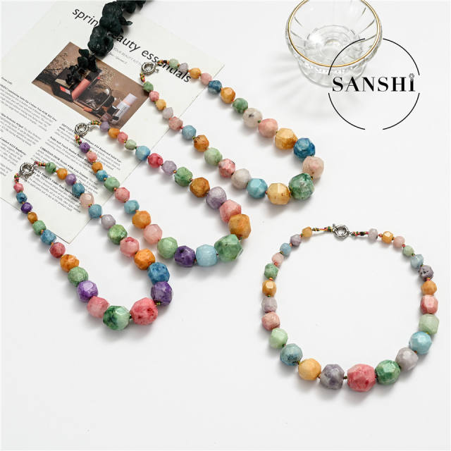 National trend crystal bead necklace
