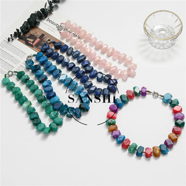 National trend crystal bead necklace