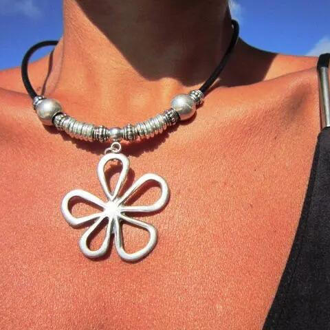 Vintage silver hollow metal flower PU leather necklace