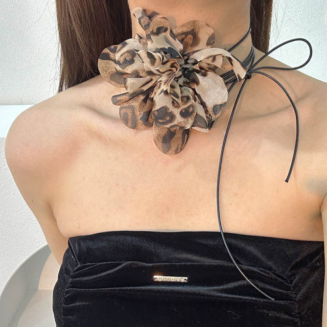 Elegant leopard pattern flower wax string choker necklace