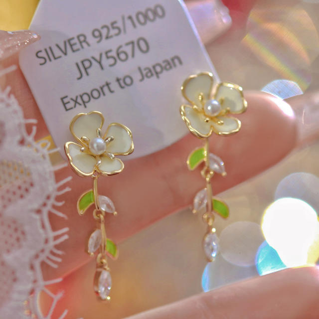 Summer chic green color flower copper studs earrings