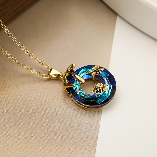 Creative natural bee circle pendant necklace for women