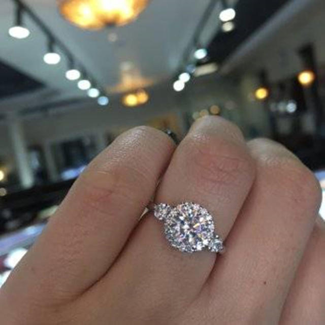 Delicate diamond finger rings wedding rings