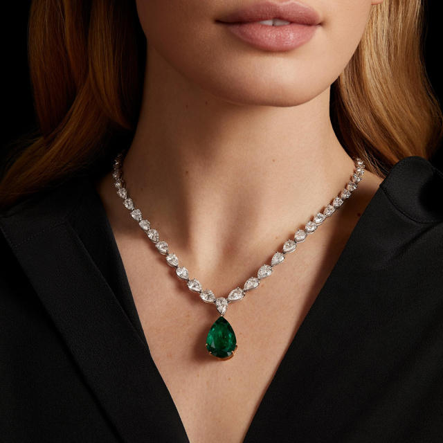 Chic tear drop emerald diamond necklace set
