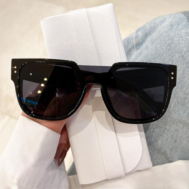 Easy match large frame sunglasses