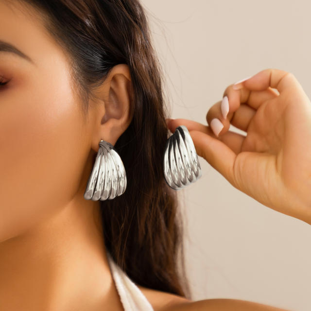 Chunky shell design metal earrings