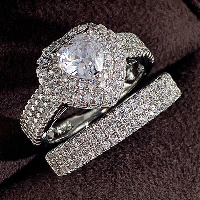 Sweet heart cut cubic zircon diamond wedding rings set