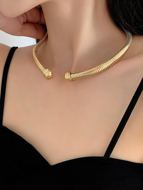 Chunky wireless choker necklace