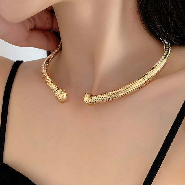 Chunky wireless choker necklace