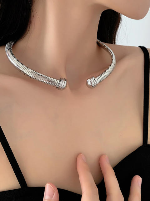 Chunky wireless choker necklace