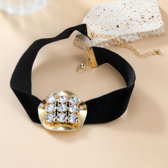 Winter rhinestone round piece black choker necklace