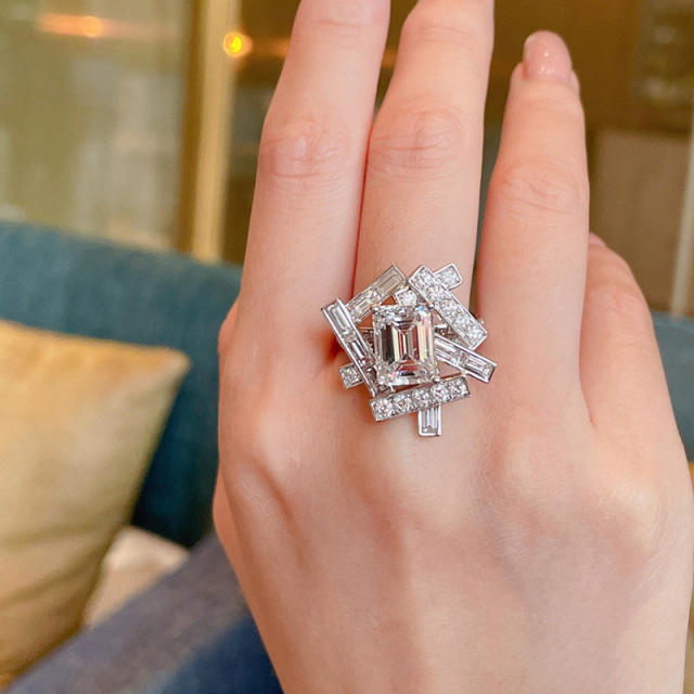 Delicate geometric twisted line diamond finger ring