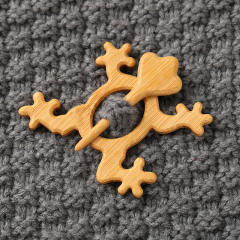 New Brooch pin with wooden animal pattern wooden animal Brooch gift