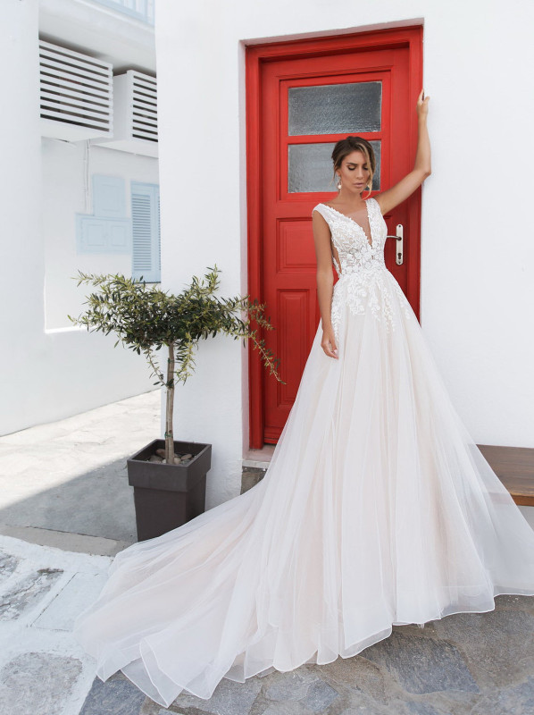 V Neck  Ivory Lace  Tulle Wedding Gown