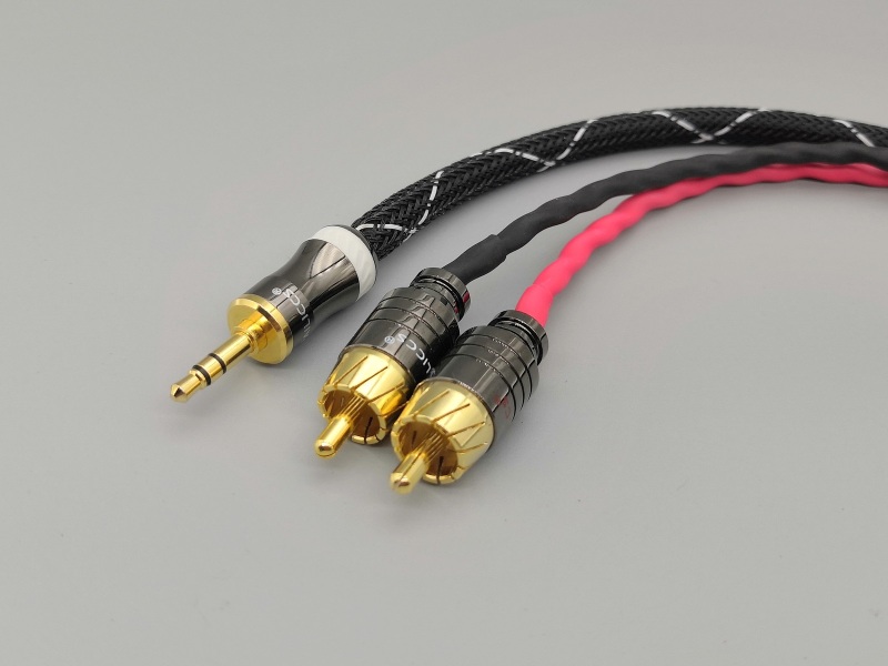 B01 --- 3.5mm TRS to Dual RCA Canare L-4E6S Y-cable