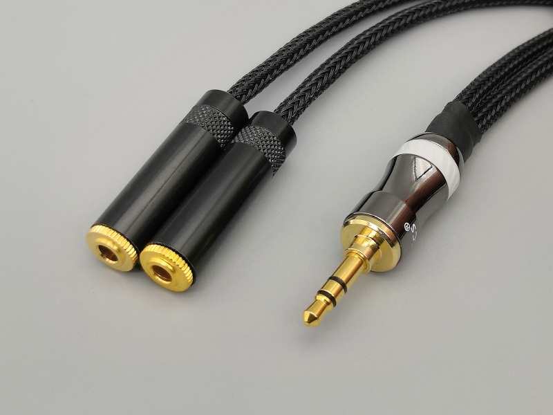 D04 --- 3.5mm TRS(M to F+F) Canare L-2B2AT Y-Cable