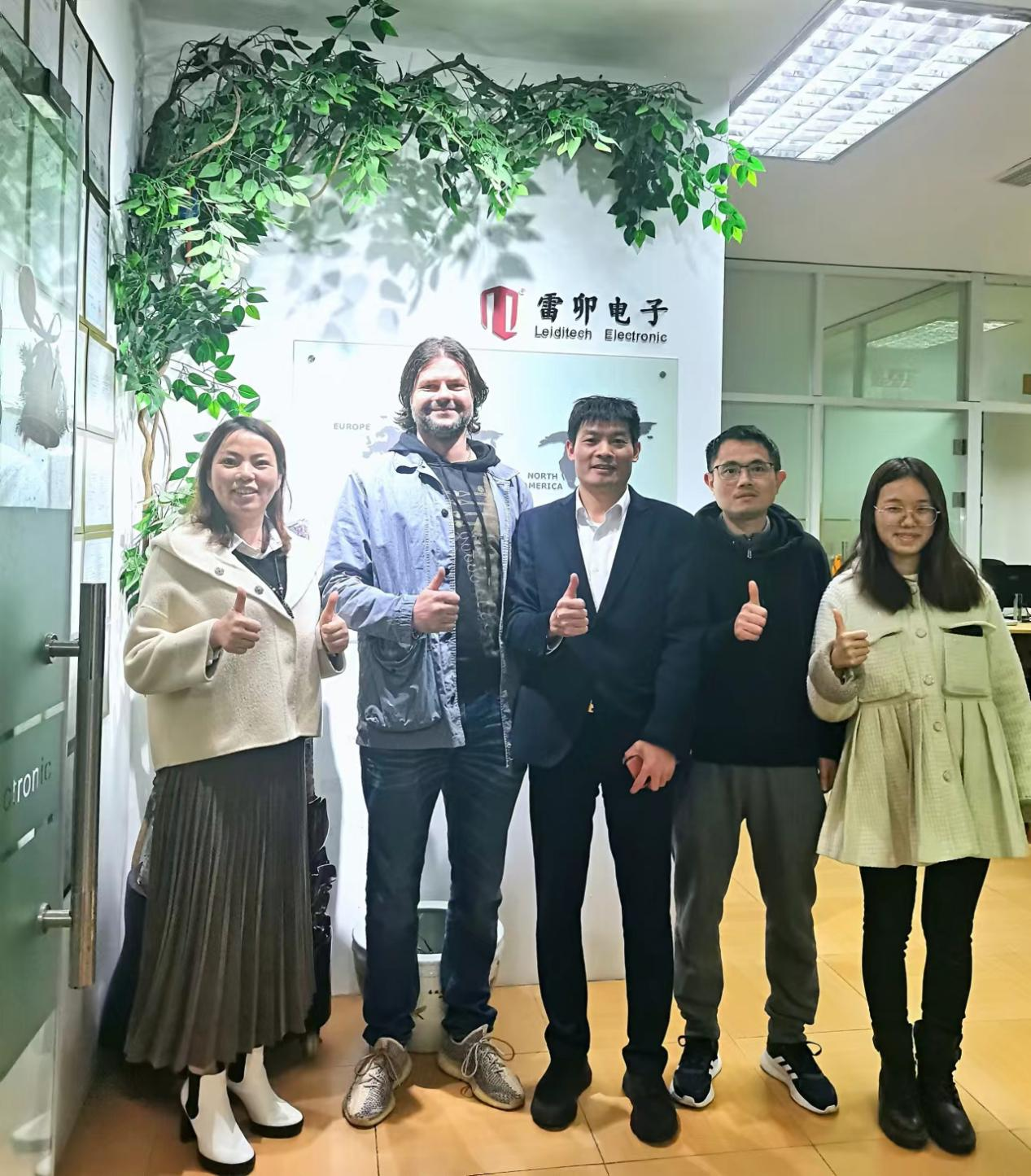 888腾博会胡总与国外客户参观工厂并交流洽谈