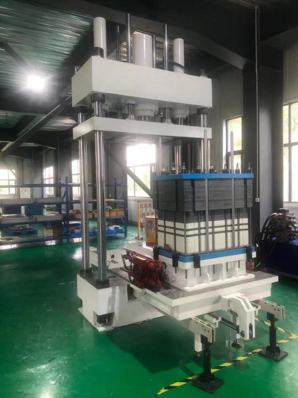 Flow battery stack assembly servo hydraulic press