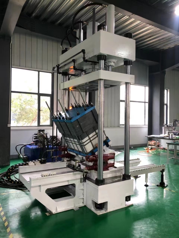 Flow battery stack assembly servo hydraulic press