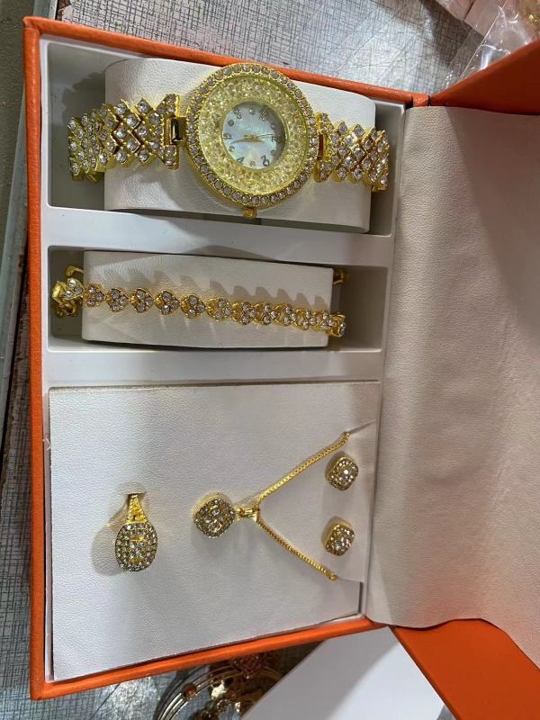 2022 hot sale Women's Roman full diamond quartz watch set 5pcs/set