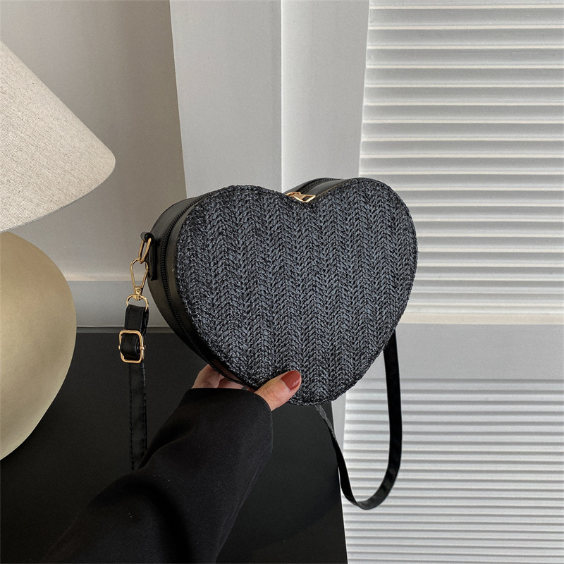 Cute heart shape mini bag women's new fashion trendy Korean style messenger bag ins straw shoulder bag