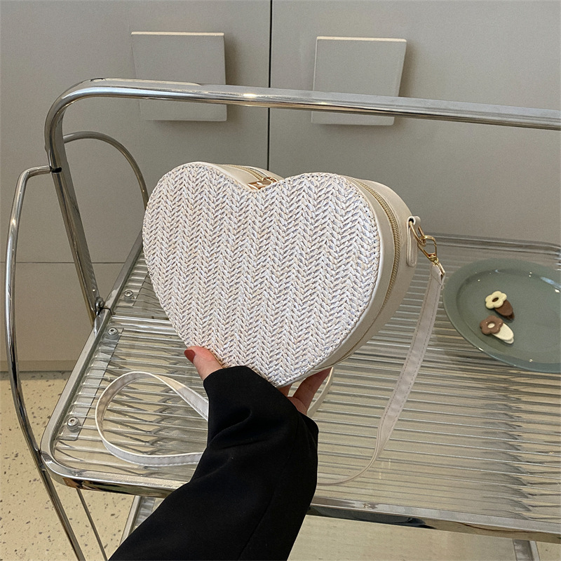 Cute heart shape mini bag women's new fashion trendy Korean style messenger bag ins straw shoulder bag