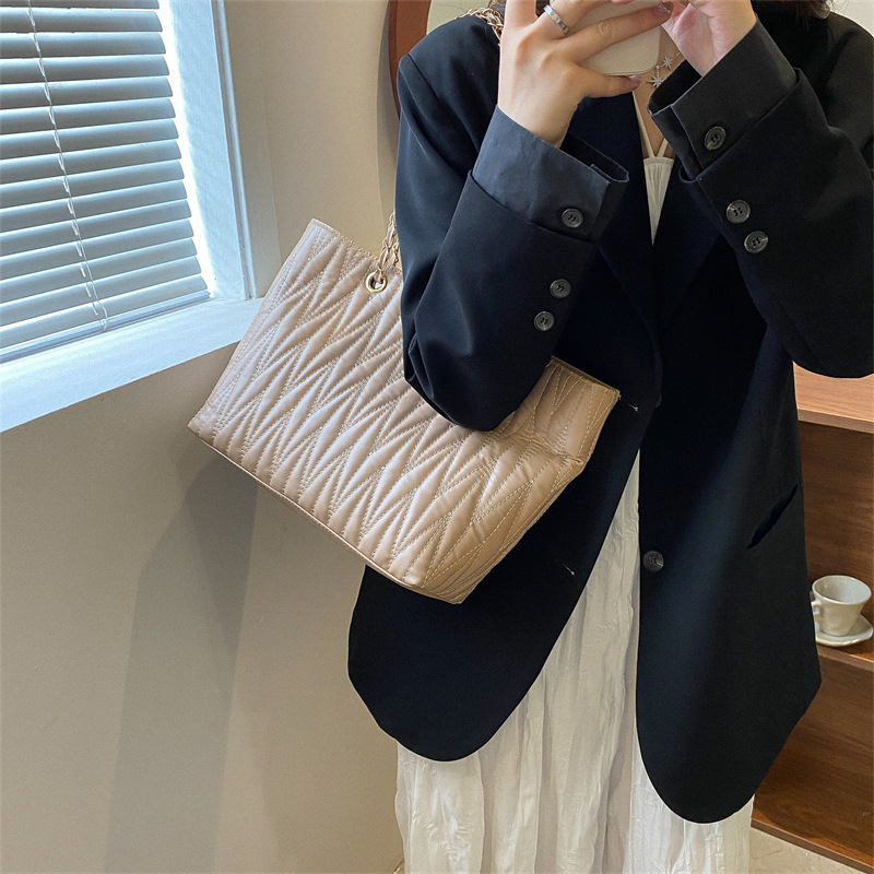 N039 Summer New High Capacity Lingge Chain Texture Fashion Handheld One Shoulder Crossbody Bag Solid Color Tote Bag