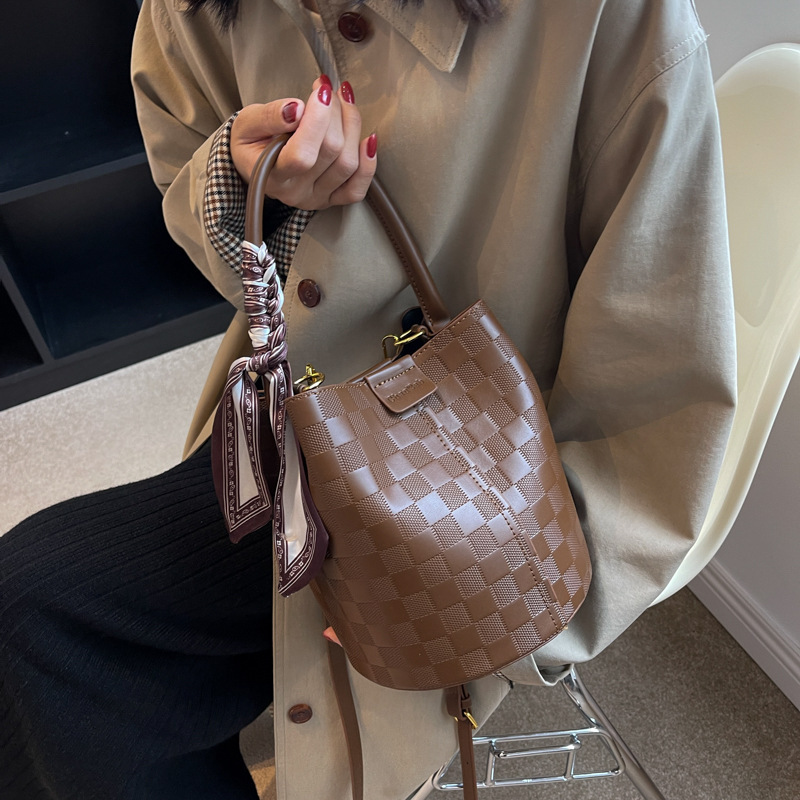 Foreign trade new fashion commuter handbag simple textured cross body bucket bag solid color dark plaid bag for women