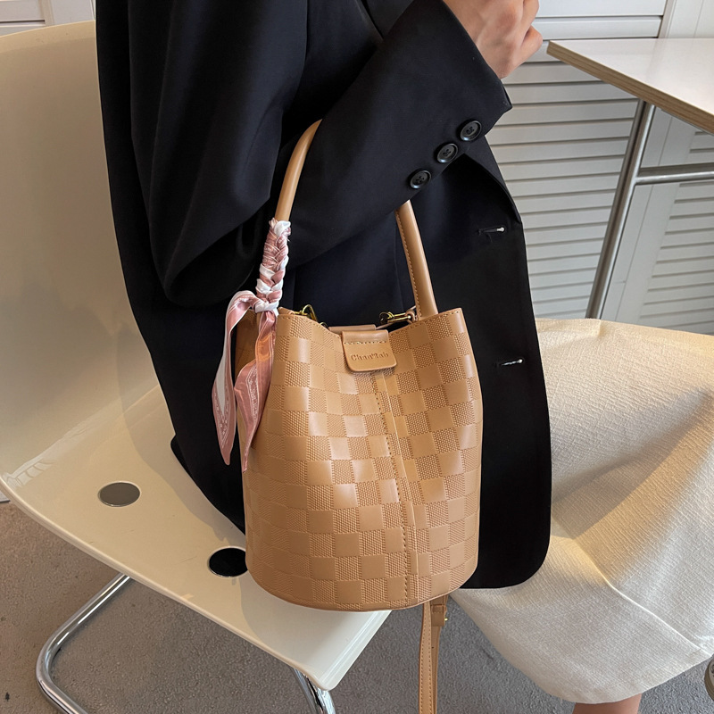 Foreign trade new fashion commuter handbag simple textured cross body bucket bag solid color dark plaid bag for women