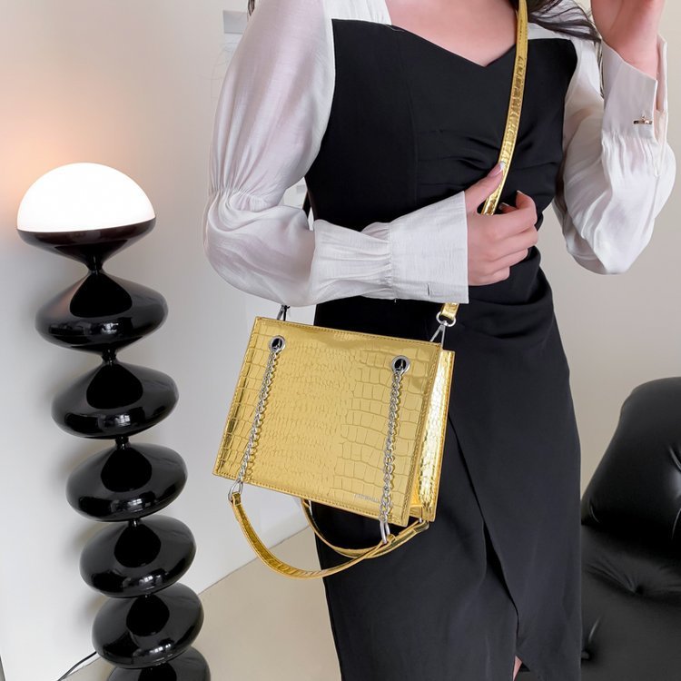 Online influencer fashion shoulder bag autumn and winter New Western style messenger bag this year popular simplicity small square bag women's bag