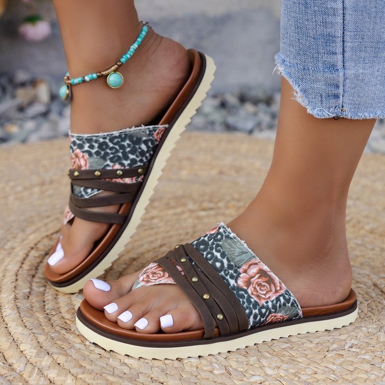 European and American Foreign trade large size flat bottom flower flip flops women's outer wear printed rivets thick bottom beach sandals slippers
