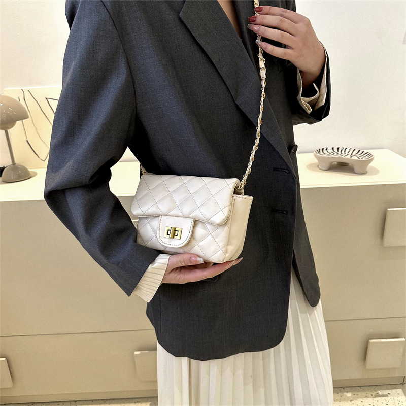 Trendy simple chain rhombus women's bag New Spring New Western style messenger bag fashionable small square bag