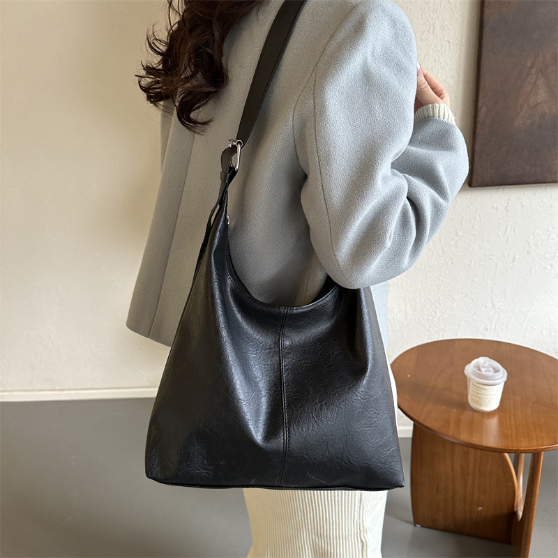 Winter new retro commuter New Fashion large capacity solid color casual shoulder underarm slippers special women's bag