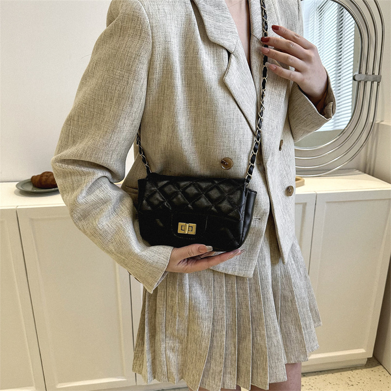 Trendy simple chain rhombus women's bag New Spring New Western style messenger bag fashionable small square bag