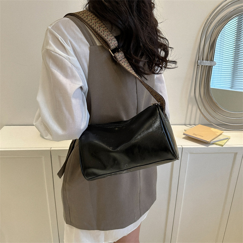 Retro small bags women's new fashionable Korean style fashionable shoulder bag textured underarm baguette bag simple hand bag