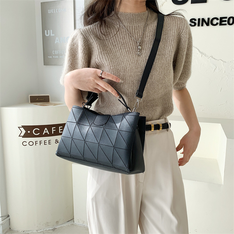 Simple and popular casual women's bags summer New Fashion shoulder crossbody fashionable portable tote bag