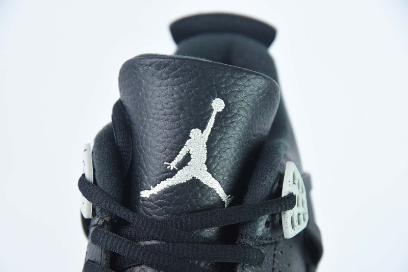 Air Jordan 4 Retro “Oreo” Black/Tech Grey