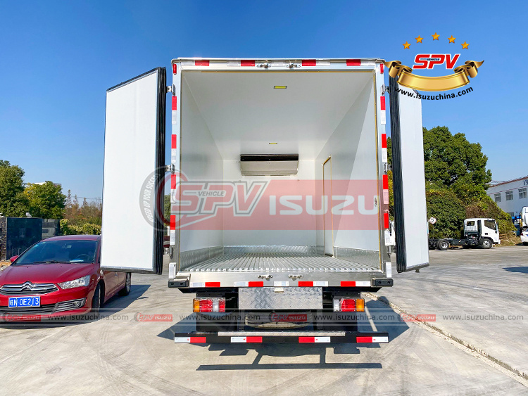 SPV Isuzuchina | Freezer Vehicle ISUZU - Rear Side View