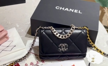 Chanel Chanel 19woc silver buckle chain bag