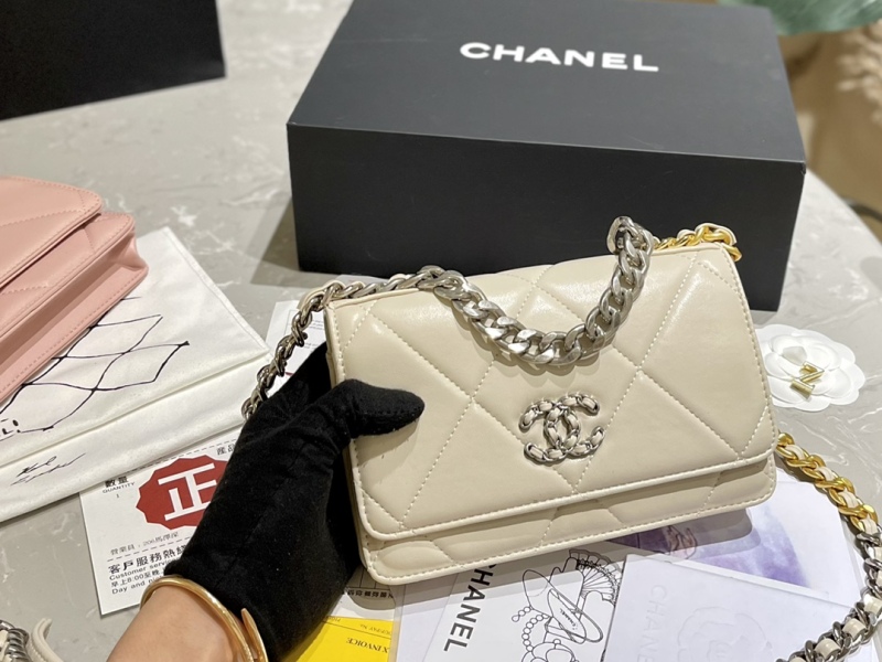 Chanel Chanel 19woc silver buckle chain bag