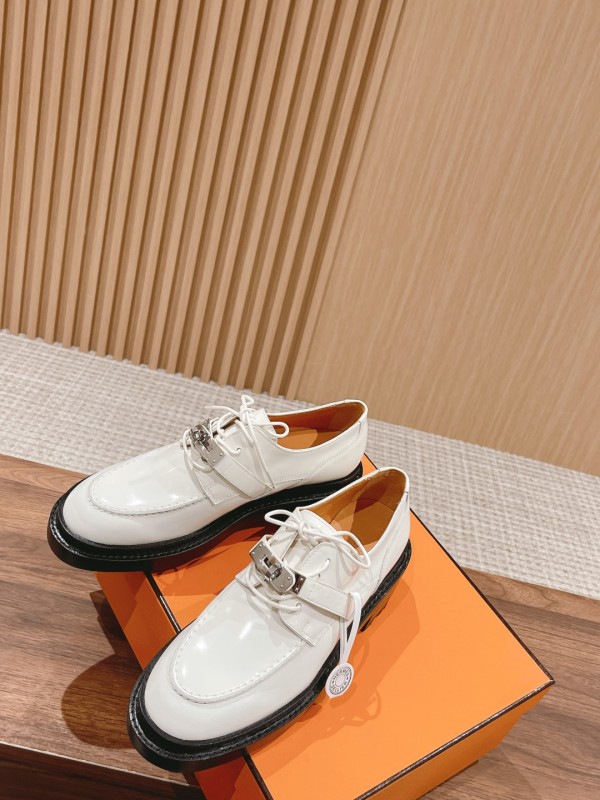 𝐇𝐞𝐫𝐦𝐞𝐬 𝐟𝐢𝐫𝐬𝐭 𝐤𝐞𝐥𝐥𝐲 Popular thick-soled loafers