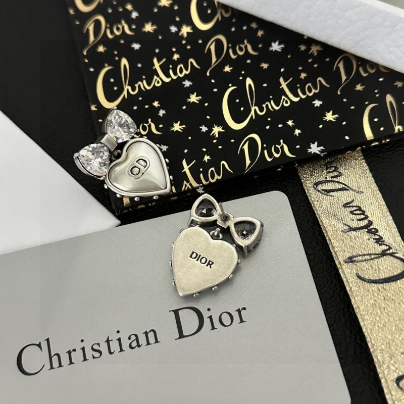 Dior fashion trend classic logo earrings