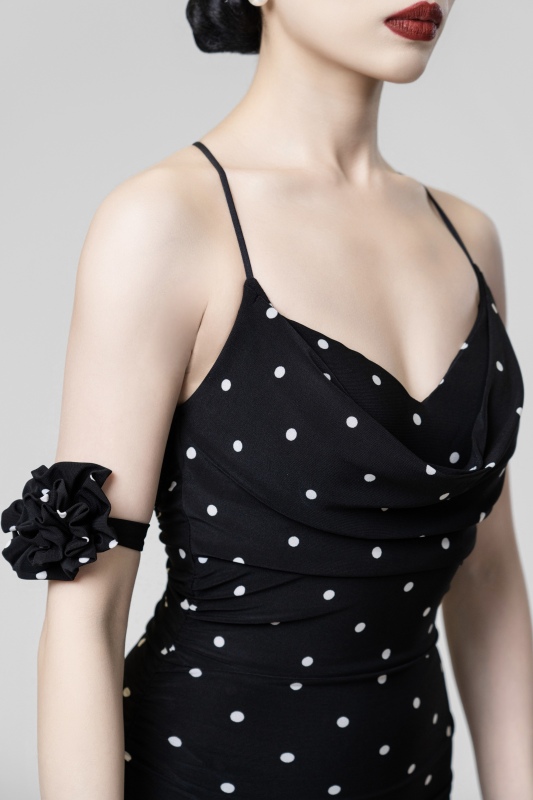 Suspender Pleated dress（Polka dots / With arm flower ornament)