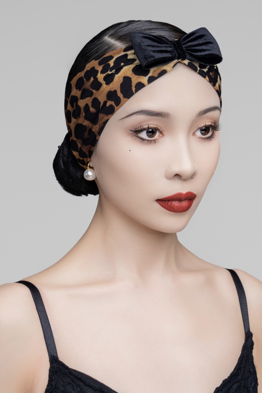 Leopard-print Peach heart stitching lace suspender bodysuit（With headband）