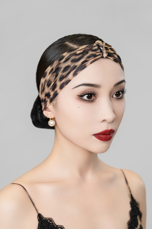 Leopard-print gauze and lace-trimmed suspender bodysuit（With headband、gloves）
