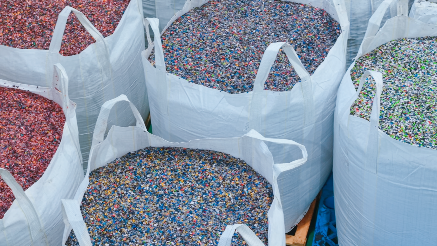 Washed and dewatered plastic flakes for further processing