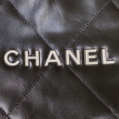 CHANEL 22 Small handbag