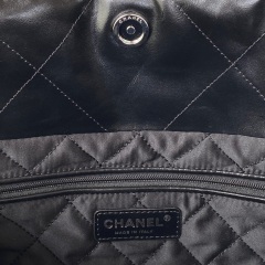 CHANEL 22 Small handbag