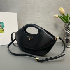 Medium leather handbag