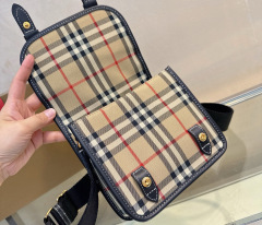 BURBERR Classic plaid retro small mailman bag